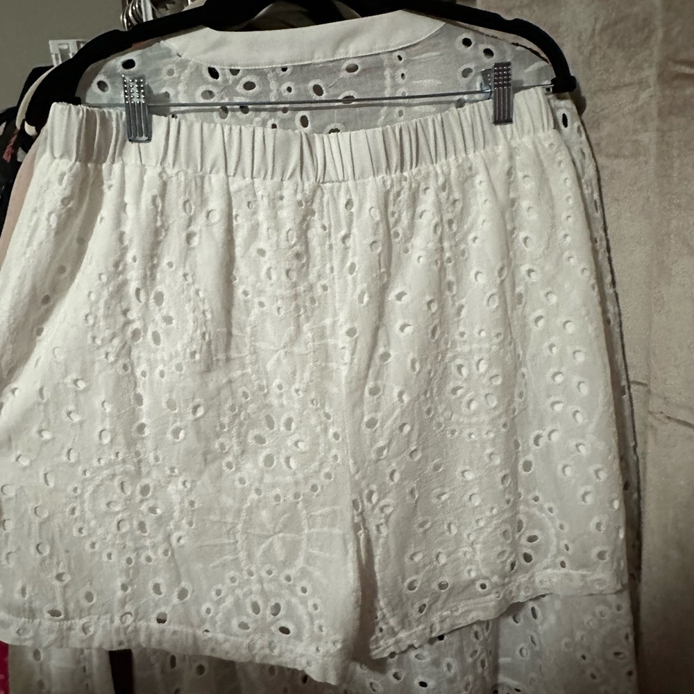 White Eyelet Lace Women's Top and shorts Set (fits like large) - Picture 4 of 4